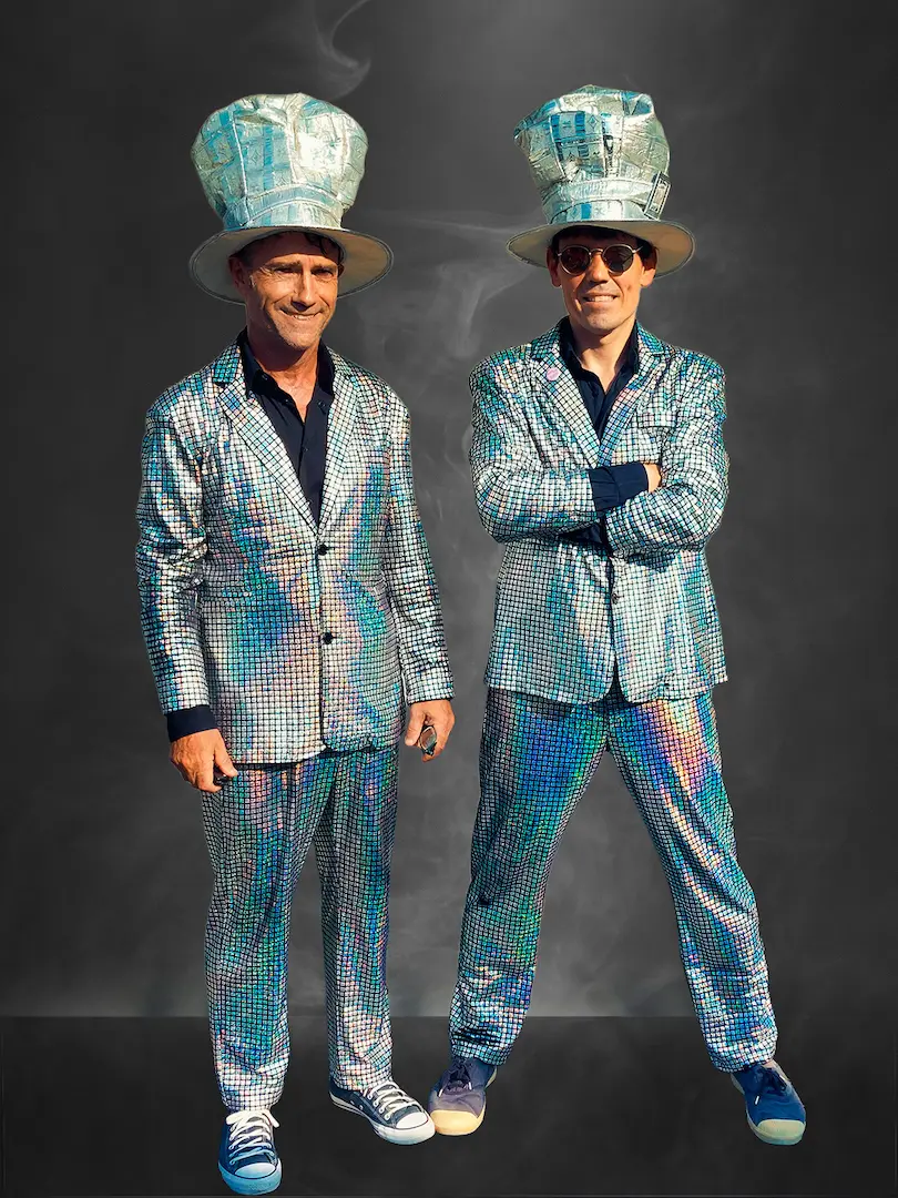 Los Requesones con gorros artesanales