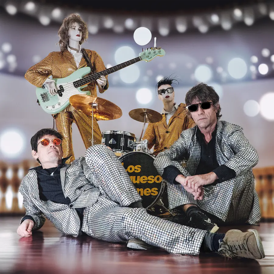 Los Requesones posando para sus fans