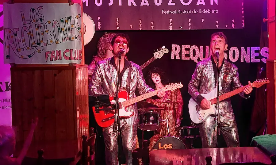 Los Requesones en el bar Alai