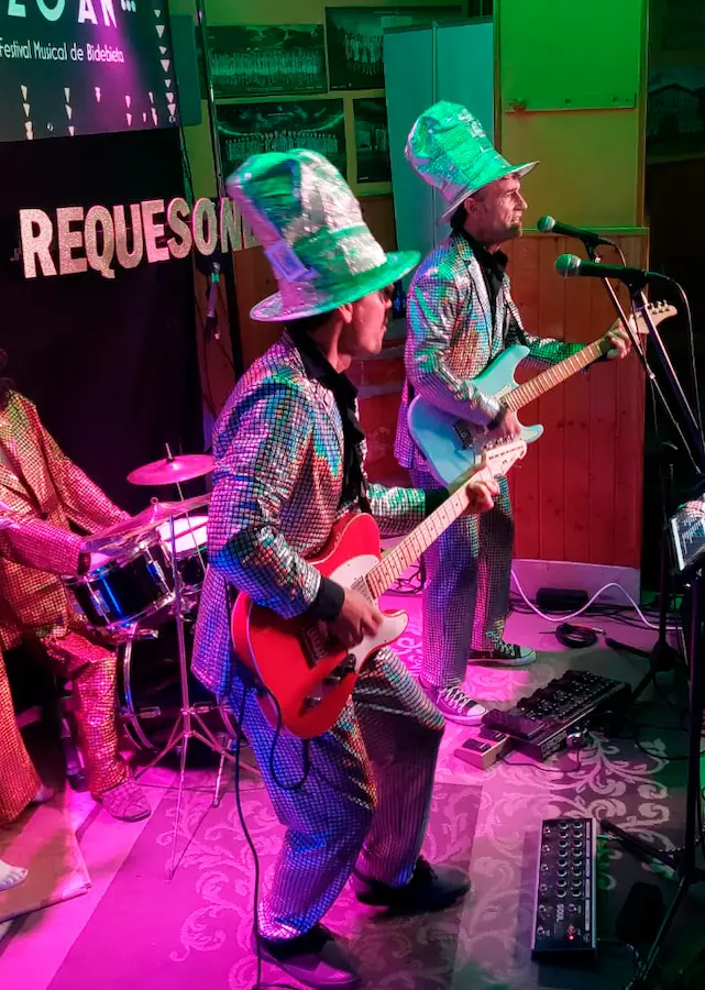 Los Requesones tocando en el Festival de Bidebieta